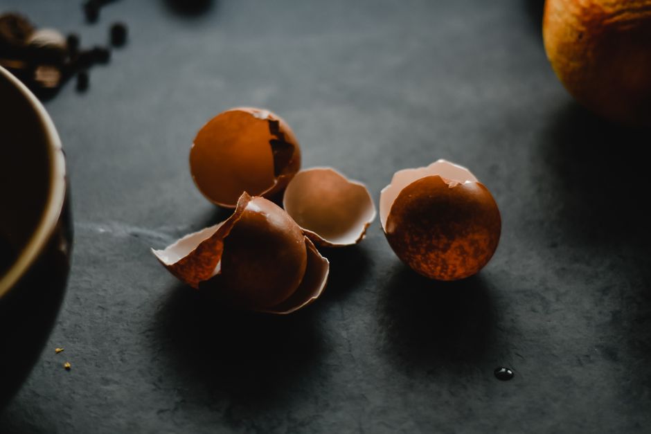 Batterie de cuisine en cuivre sous une lumiere chaude